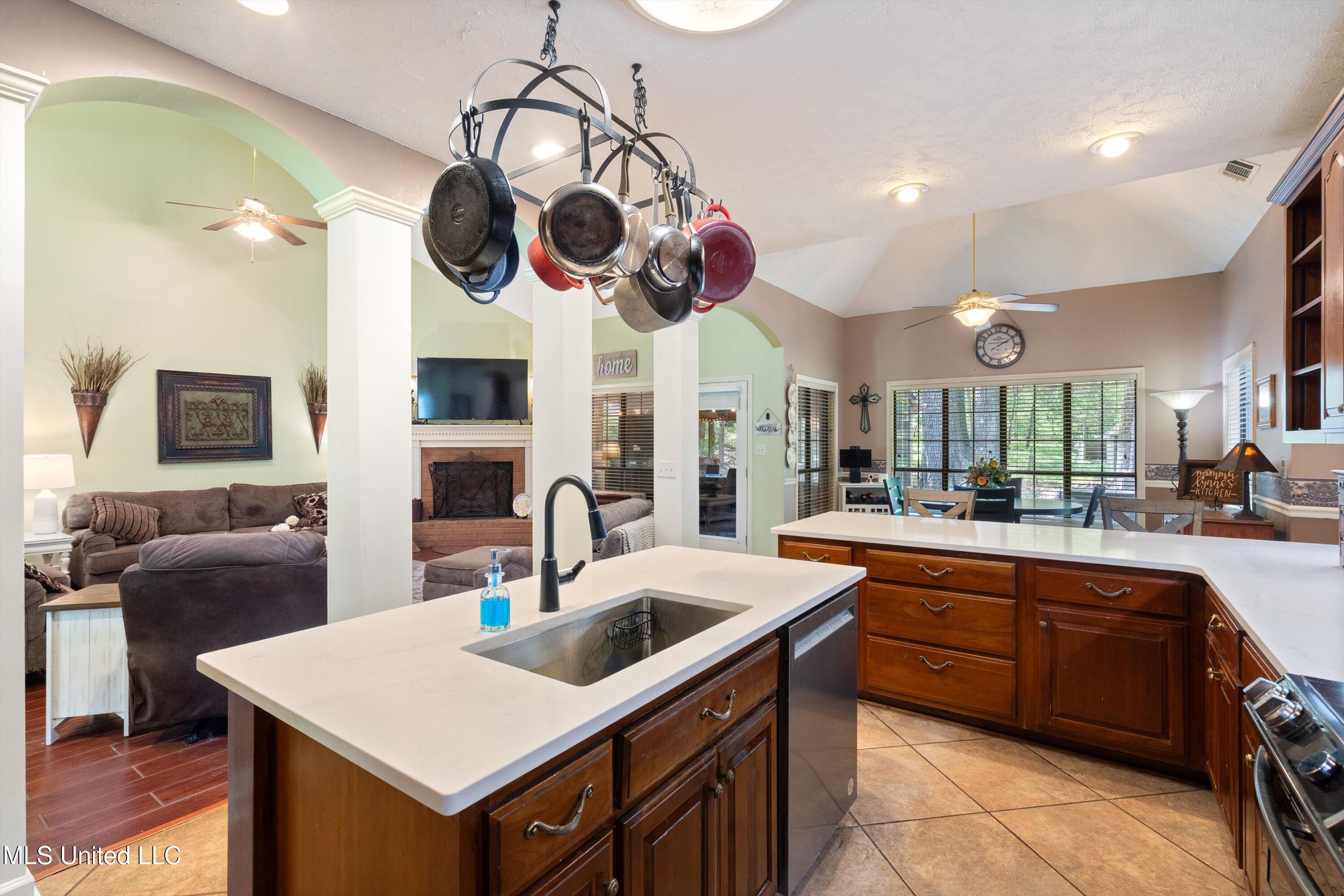 5135 Windy Ridge Drive Southaven, MS 38671 - Photo 10 of 37 Kitchen