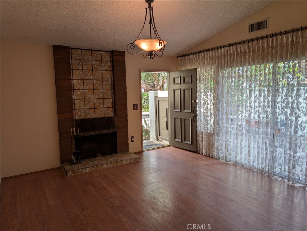 10044 Larwin Avenue, Unit 3 Chatsworth, CA 91311 - Photo 3 of 37