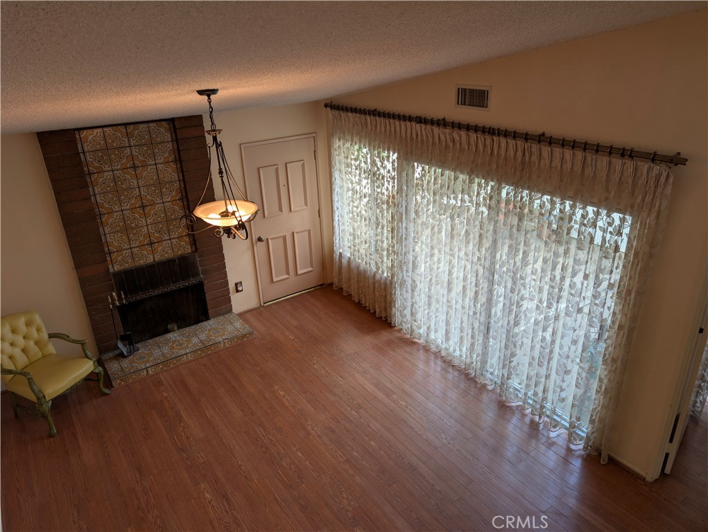 10044 Larwin Avenue, Unit 3 Chatsworth, CA 91311 - Photo 4 of 37