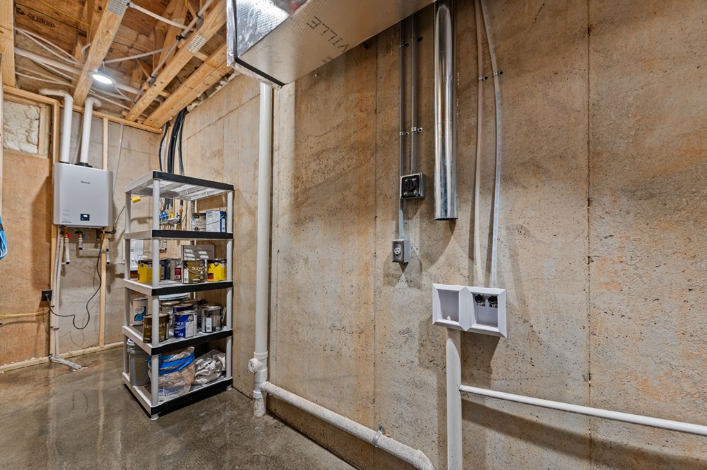 895 Price Road Blue Ridge, GA 30513 - Photo 122 of 140 a view of a walk in closet
