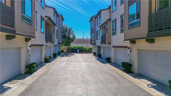 a view of a pathway with house on both side