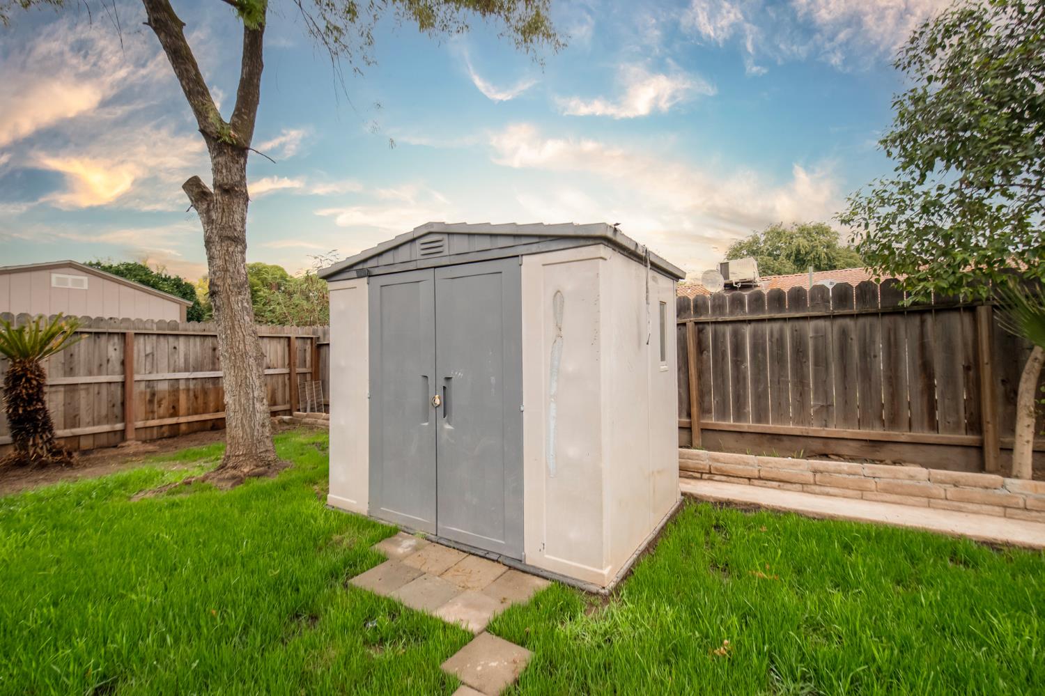 5167 East Dwight Way Fresno, CA 93727 - Photo 26 of 30 a backyard of a house with table and chairs