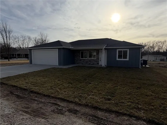 $249,999 | 207 West 2nd Street, Creighton, MO 64739