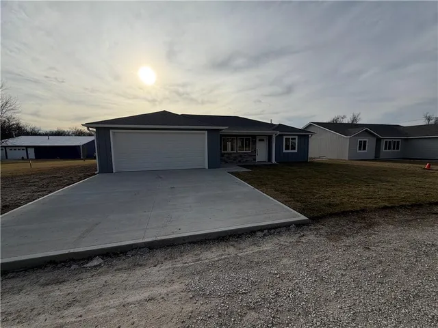 $249,999 | 207 West 2nd Street, Creighton, MO 64739