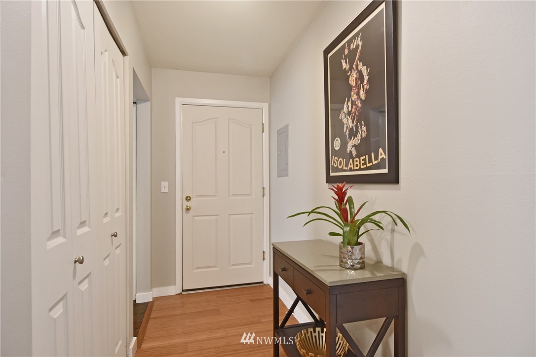 2419 8th Avenue North, Unit 202 Seattle, WA 98109 - Photo 2 of 19