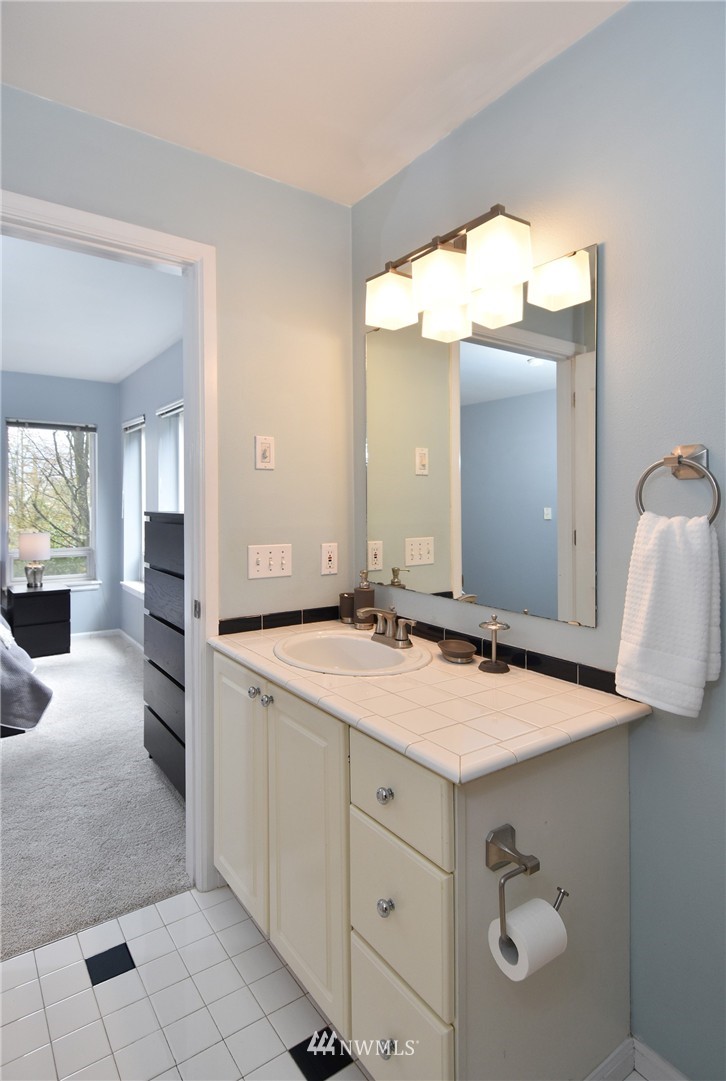 2419 8th Avenue North, Unit 202 Seattle, WA 98109 - Photo 14 of 19