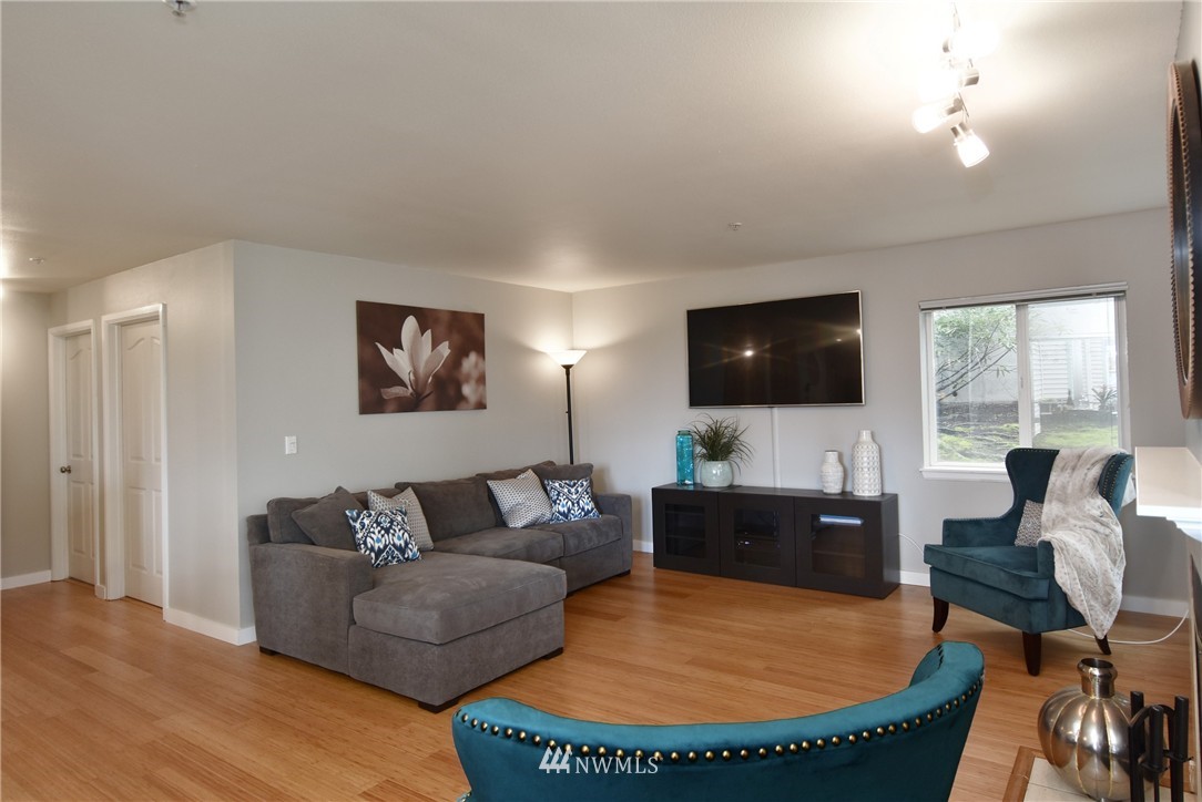 2419 8th Avenue North, Unit 202 Seattle, WA 98109 - Photo 4 of 19