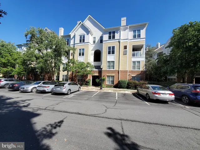 $1,800 | 2203 Westcourt Lane, Unit 102, Herndon, VA 20170