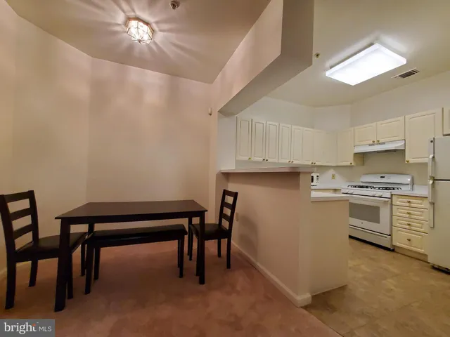 $1,800 | 2203 Westcourt Lane, Unit 102, Herndon, VA 20170