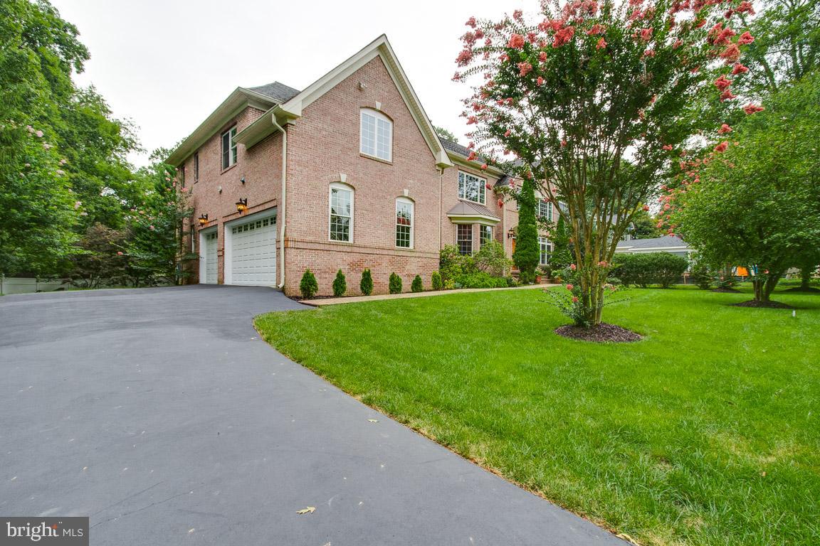 313 Adahi Road Southeast Vienna, VA 22180 - Photo 3 of 82 Gallery Image 3
