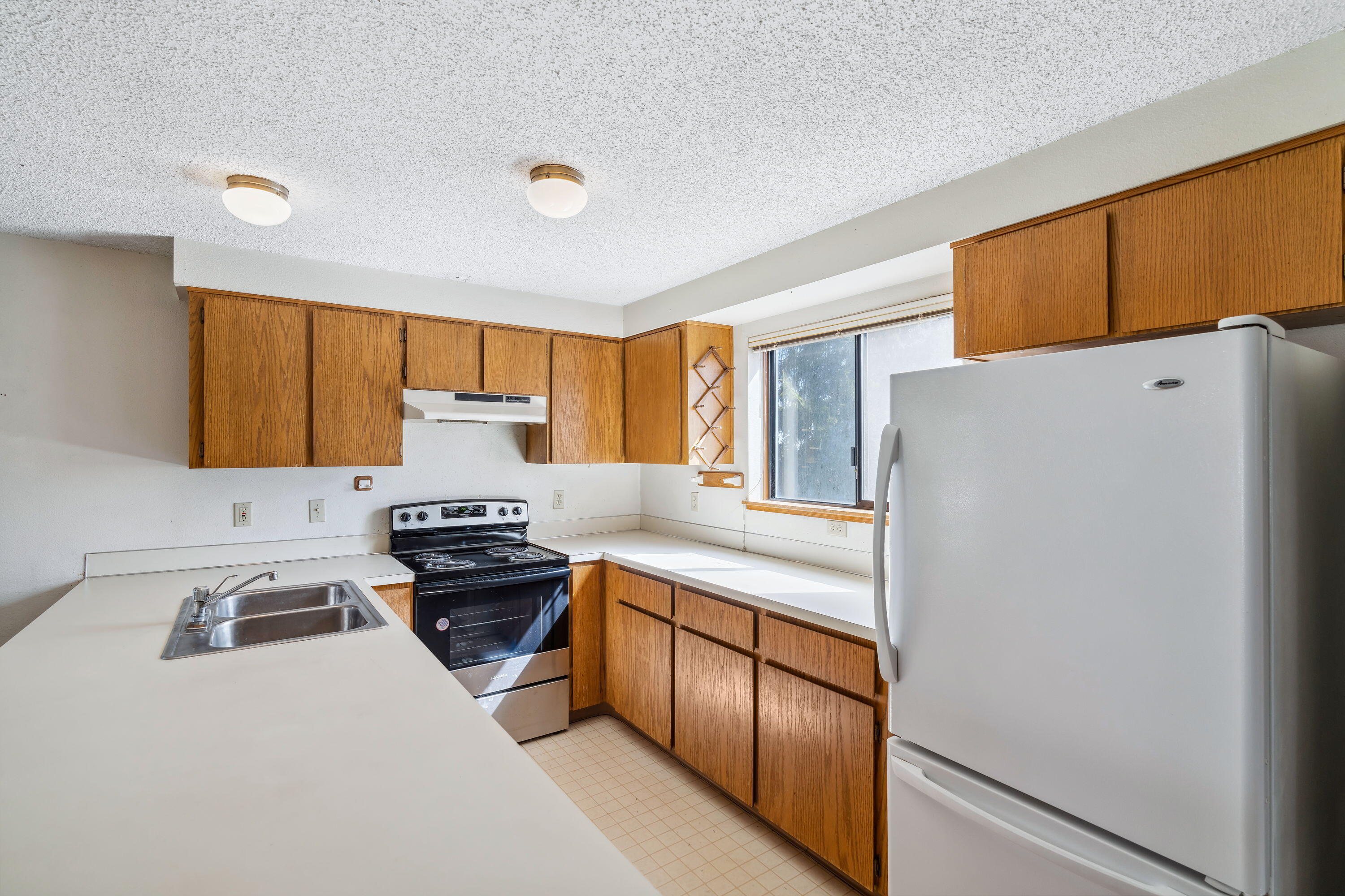 63681 Gentry Loop Bend, OR 97701 - Photo 5 of 42 5. Kitchen