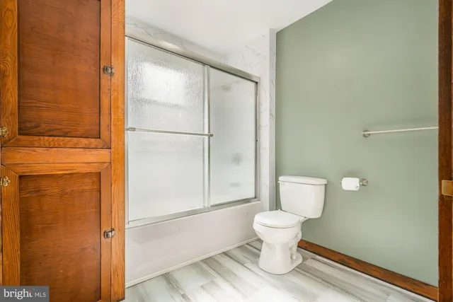 a bathroom with a toilet and a shower