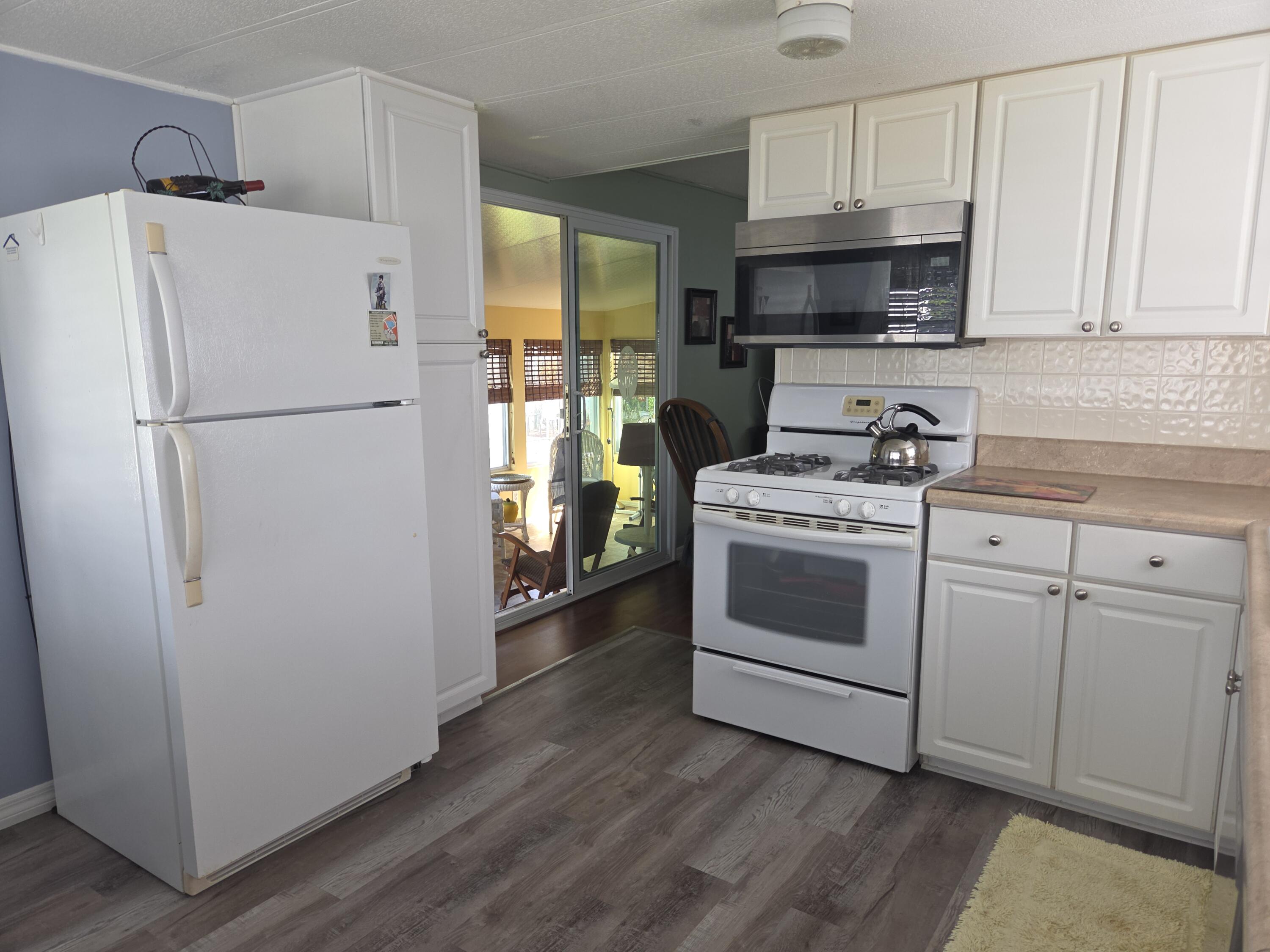7667 Southeast Swan Avenue Hobe Sound, FL 33455 - Photo 4 of 15 kitchen