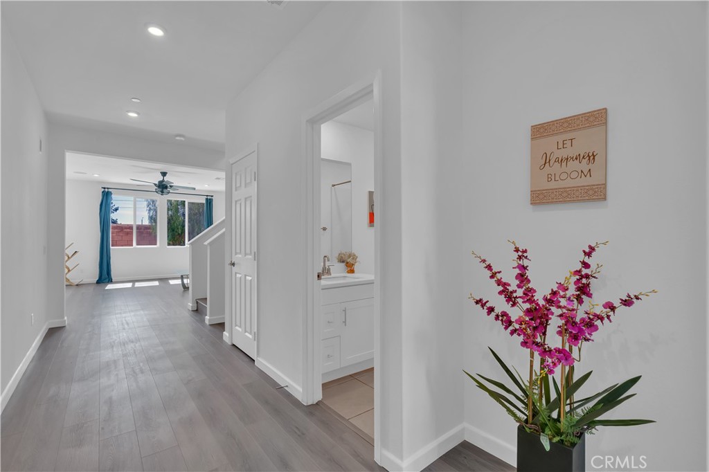 24915 Gulfstream Lane Moreno Valley, CA 92553 - Photo 2 of 60 Entrance hallway