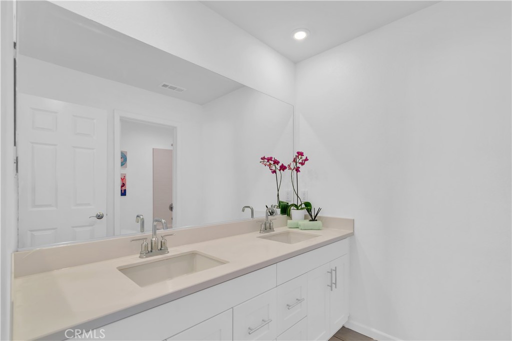 24915 Gulfstream Lane Moreno Valley, CA 92553 - Photo 34 of 60 Second floor guest full bathroom