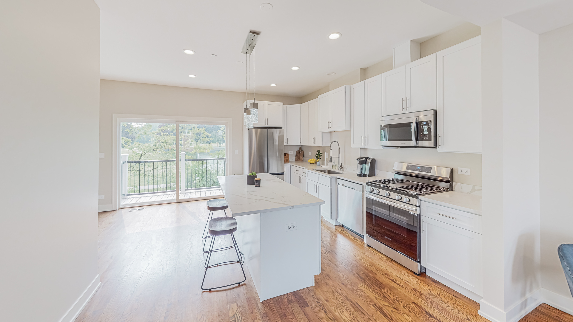 516 Highlands Parkway Itasca, IL 60143 - Photo 5 of 18 a large kitchen with stainless steel appliances granite countertop a stove a sink and a refrigerator