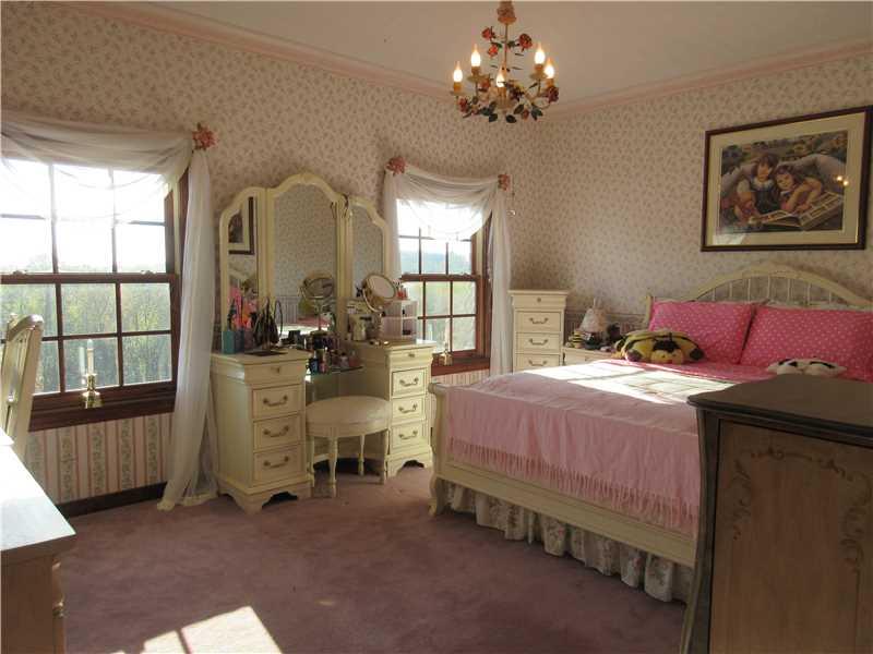 675 Freeport Road Freeport, PA 16229 - Photo 19 of 25 Bedroom. Bedroom 3 has a full bath and walk in closet.
