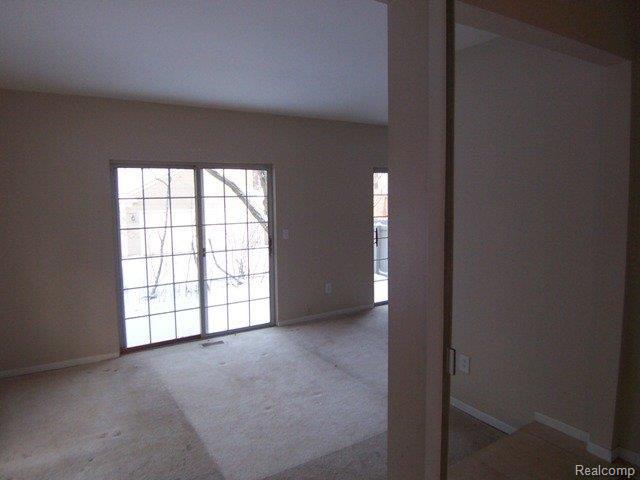 1517 Surrey Lane, Unit 100 Rochester, MI 48306 - Photo 6 of 18 100_1614
