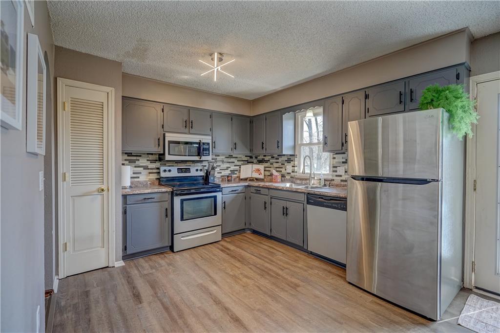 2204 Southwest Keystone Place Blue Springs, MO 64014 - Photo 14 of 34