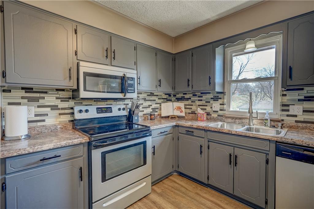 2204 Southwest Keystone Place Blue Springs, MO 64014 - Photo 15 of 34