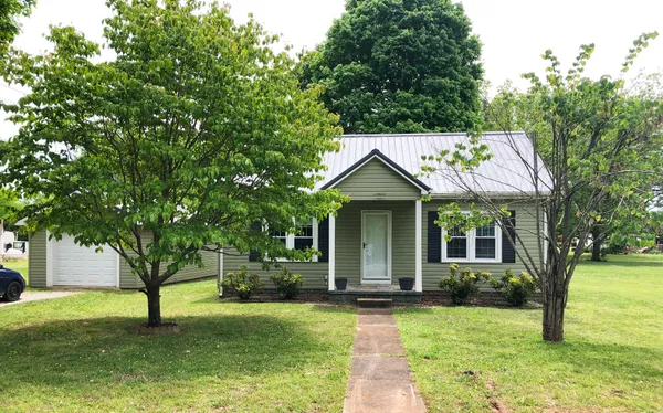 $1,200 | 903 West Market Street, Decherd, TN 37324