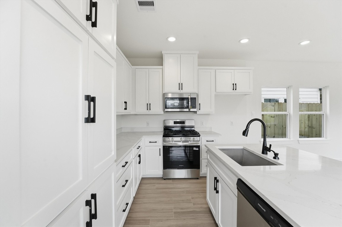 524 North 4th Street La Porte, TX 77571 - Photo 8 of 25