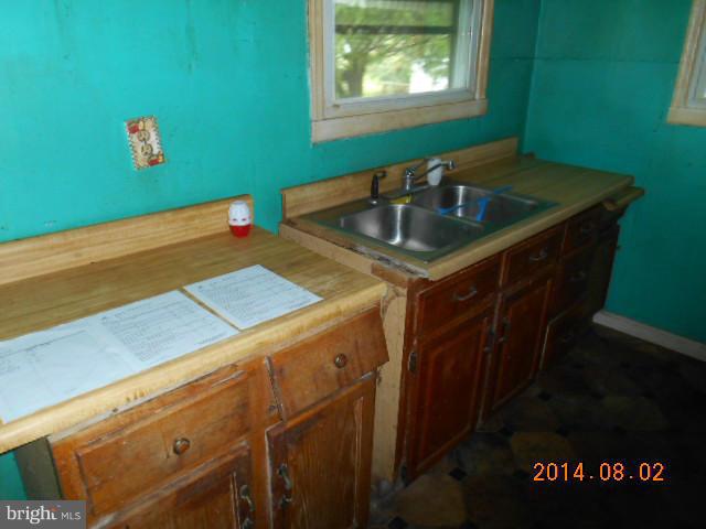 236 Locust Lane Elkton, MD 21921 - Photo 2 of 8 Kitchen
