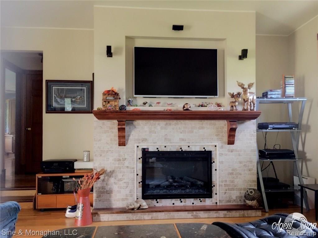 10479 Carroll Road Columbus, MI 48063 - Photo 18 of 52 Great Family Room with fireplace