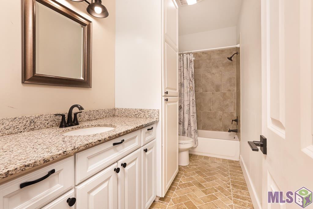 1030 Pompey Drive Baton Rouge, LA 70816 - Photo 23 of 34 Bathroom