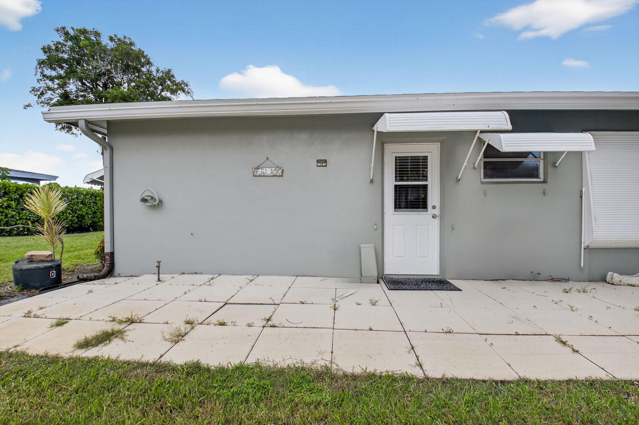 762 High Point Boulevard North, Unit D Delray Beach, FL 33445 - Photo 26 of 32 a backyard of a house with lots of green space