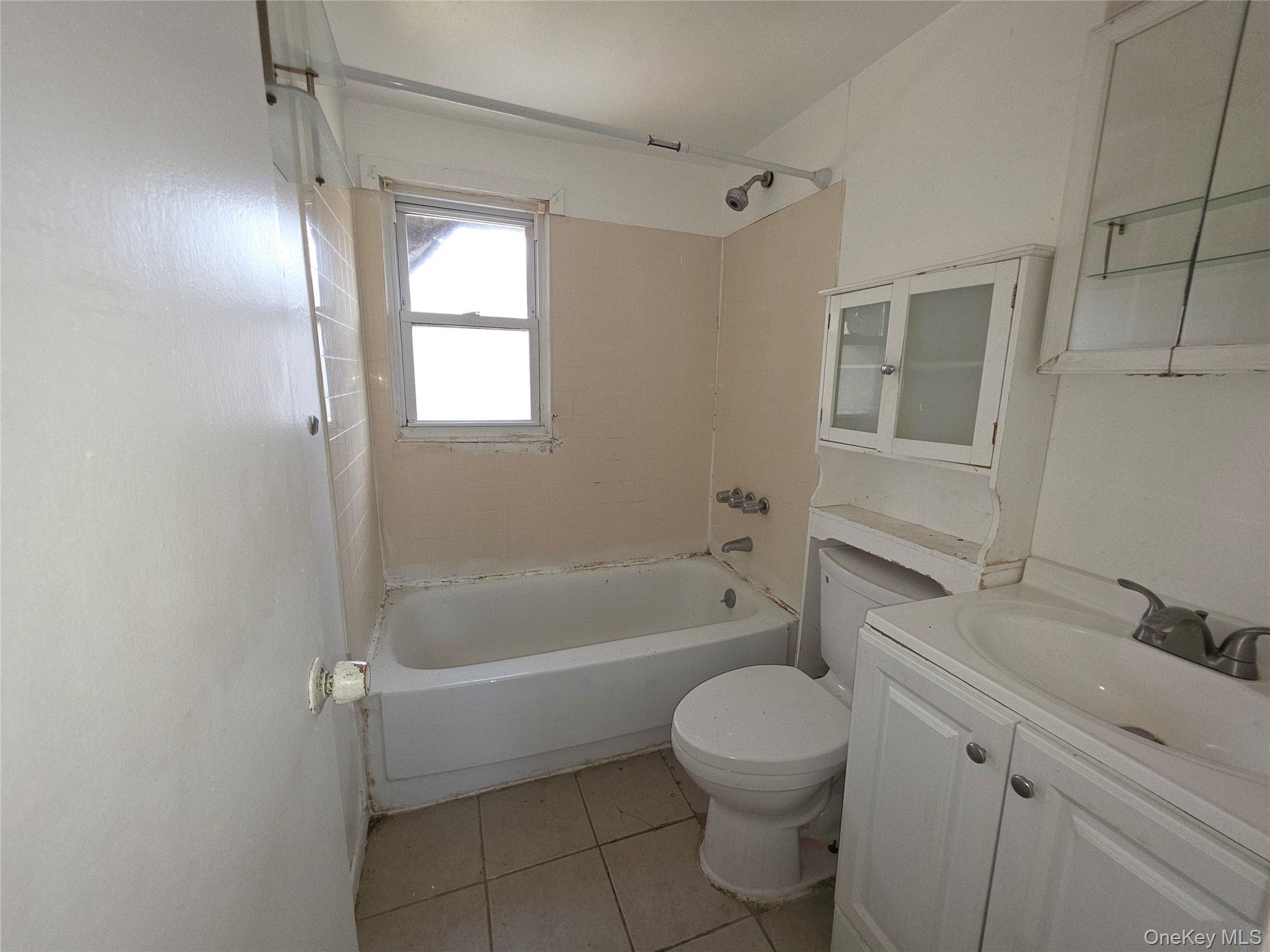 863 North Street Peekskill, NY 10566 - Photo 16 of 22 Full bath with tub. Floor 2.