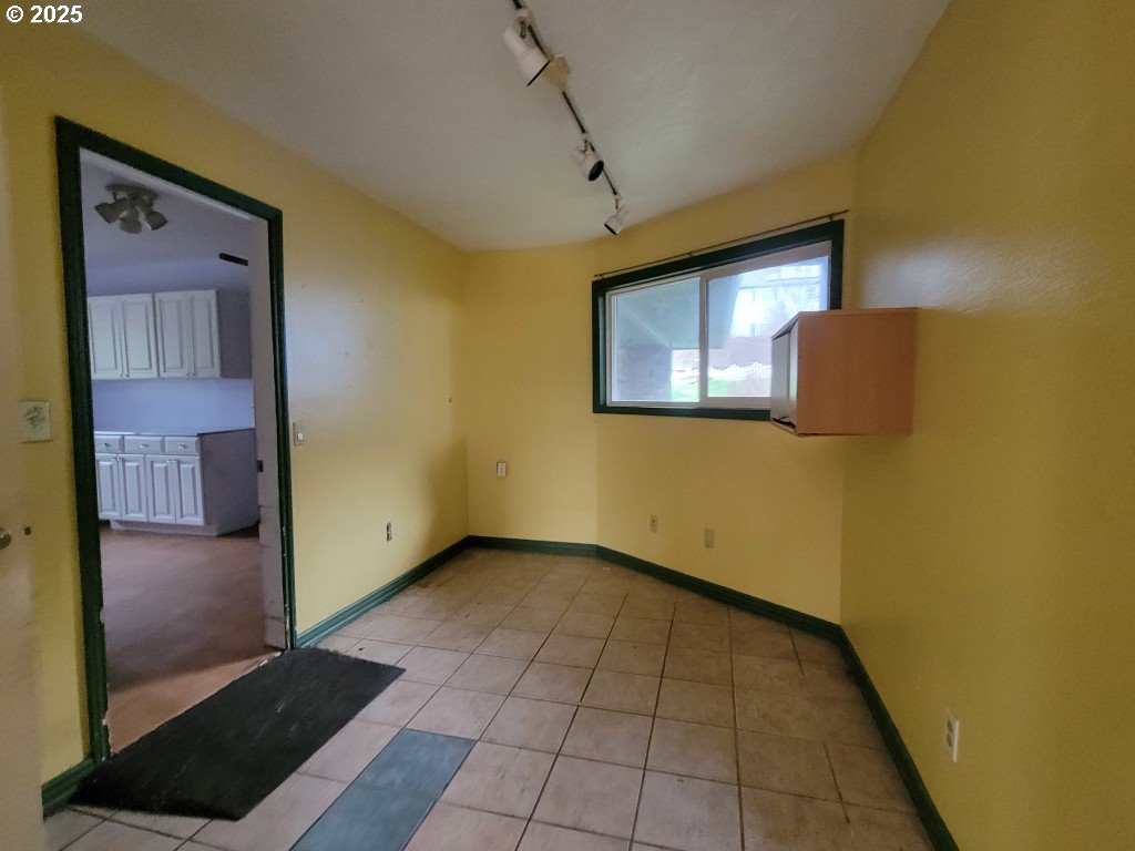 2910 Southeast Hillyard Road Gresham, OR 97080 - Photo 15 of 34