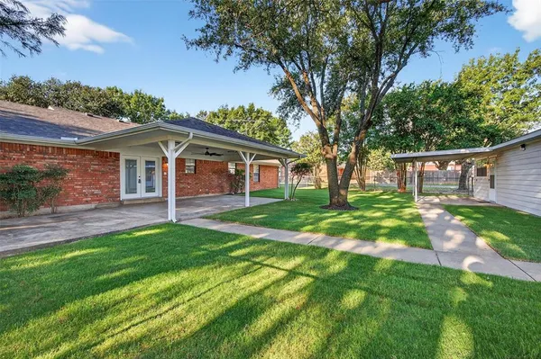 a view of a house with a backyard