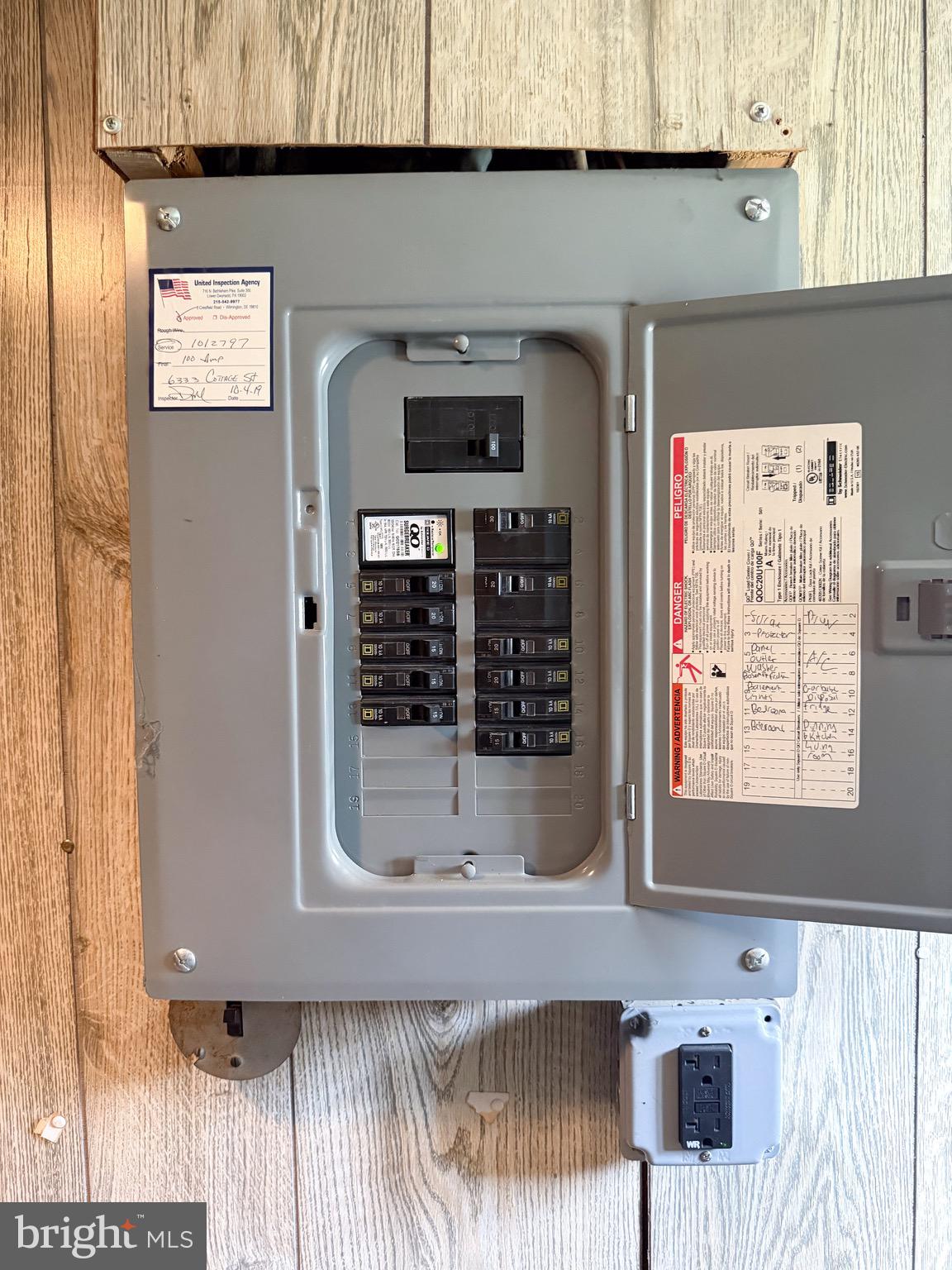 6333 Cottage Street Philadelphia, PA 19135 - Photo 21 of 23 a bathroom with a bathtub and a window