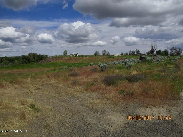 27446 North Case Road Prosser, WA 99350 - Photo 2 of 9 a view of lake with mountain in the background