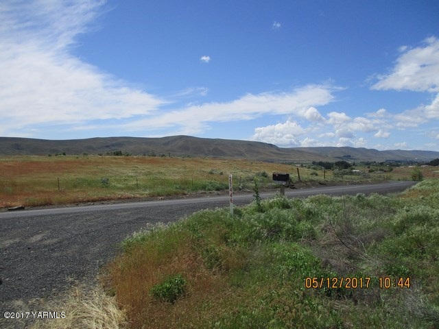 27446 North Case Road Prosser, WA 99350 - Photo 3 of 9 a view of an ocean beach and mountain