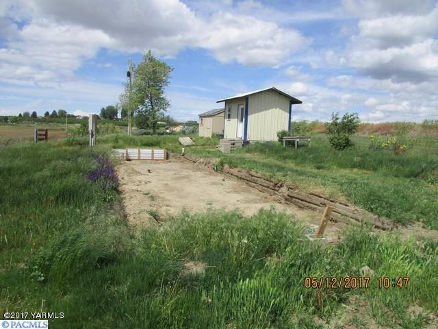 27446 North Case Road Prosser, WA 99350 - Photo 4 of 9 a backyard of a house with lots of green space