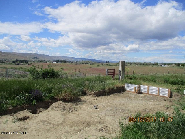 27446 North Case Road Prosser, WA 99350 - Photo 6 of 9 a view of a garden with sitting area