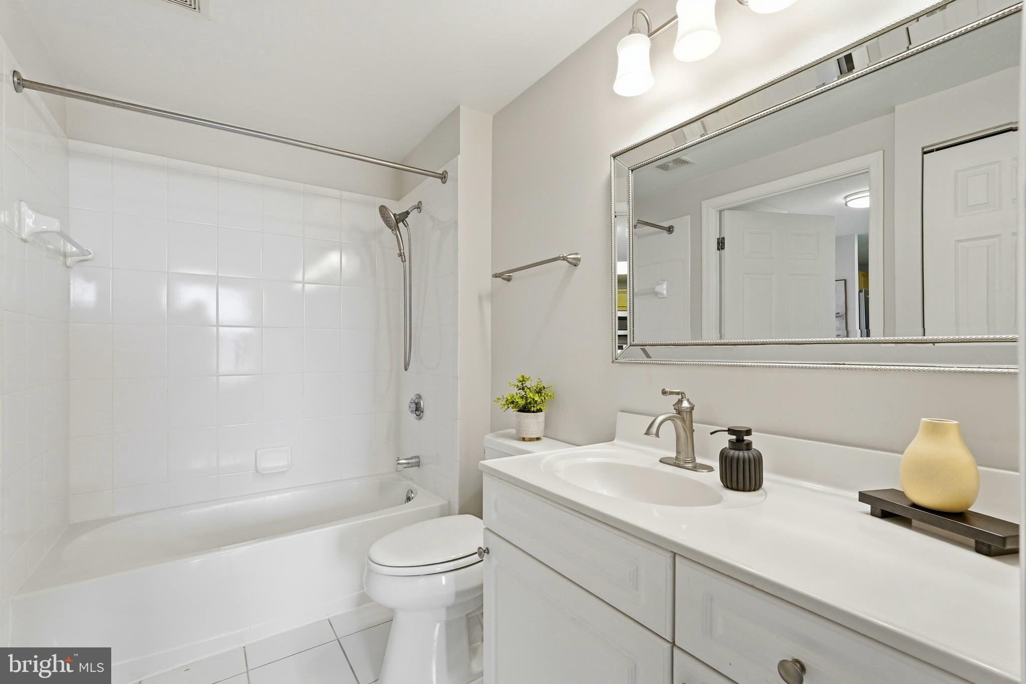2726 Gallows Road, Unit 806 Vienna, VA 22180 - Photo 15 of 18