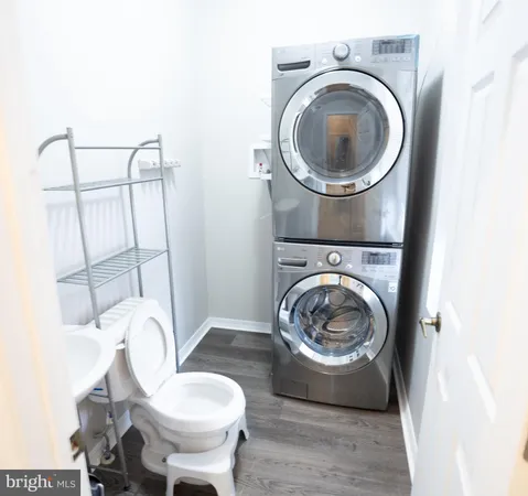 a view of a bedroom with washer and dryer