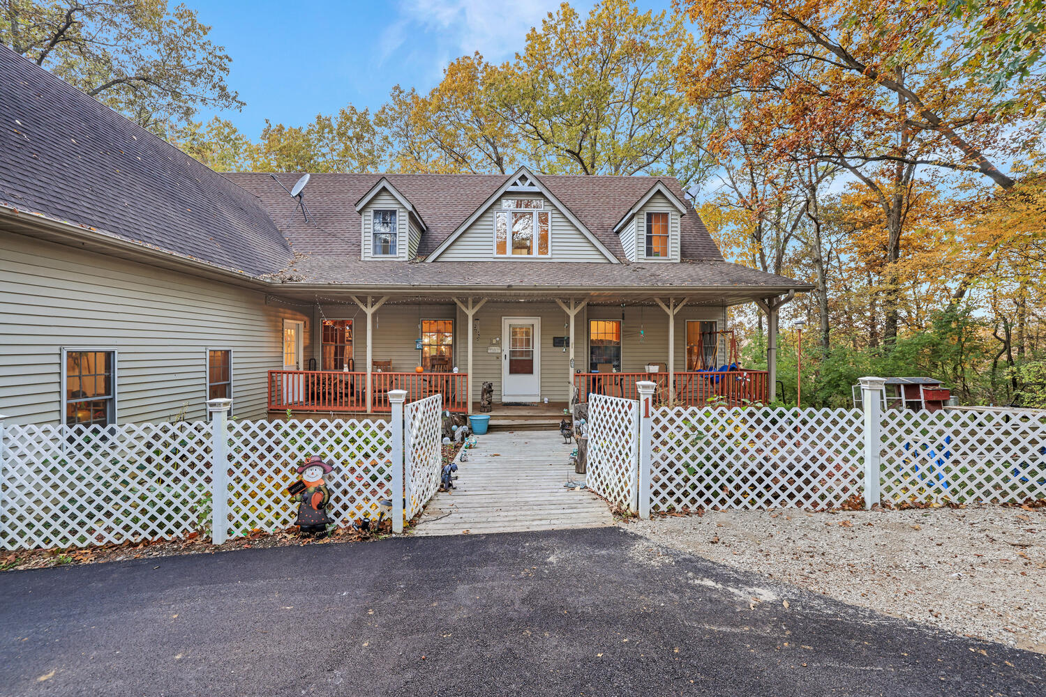 1 River Vly Rnch Road White Heath, IL 61884 - Photo 4 of 66 a front view of a house with parking