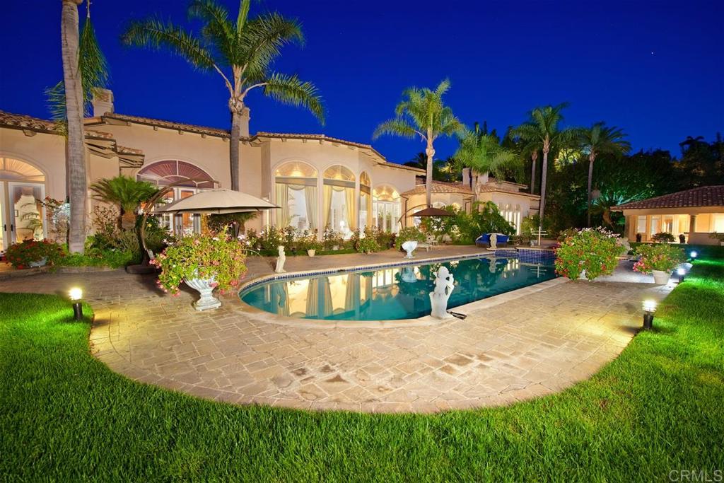 6827 Alydar Corte Del Mar, CA 92014 - Photo 18 of 24 a view of a swimming pool with a yard