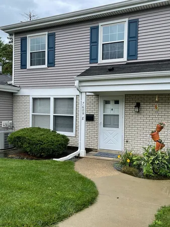 $2,250 | 7609 Bristol Lane, Unit E, Hanover Park, IL 60133