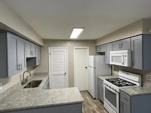 $2,250 | 7609 Bristol Lane, Unit E, Hanover Park, IL 60133