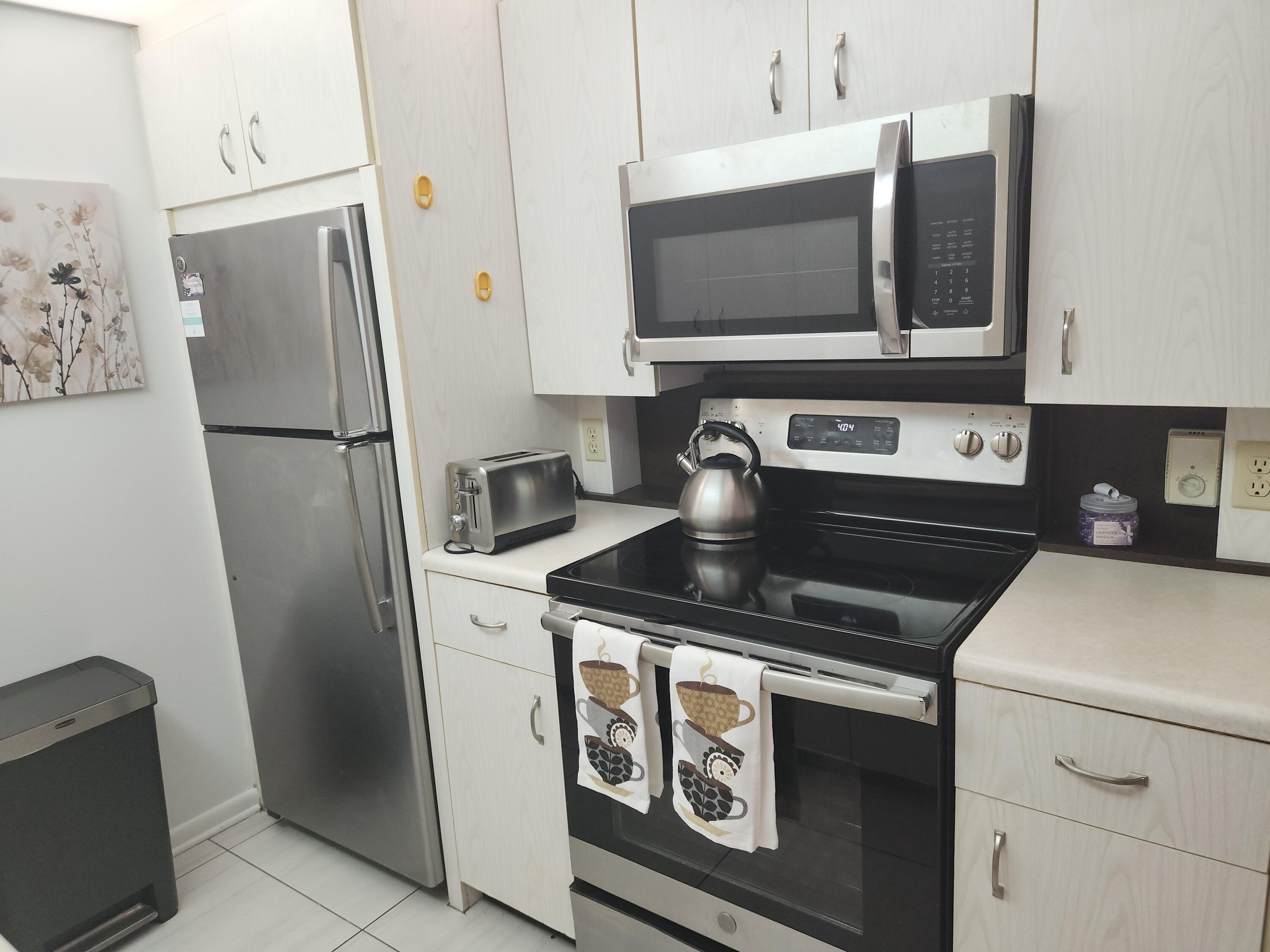 3059 Ainslie Drive, Unit D Boca Raton, FL 33434 - Photo 3 of 35 Kitchen