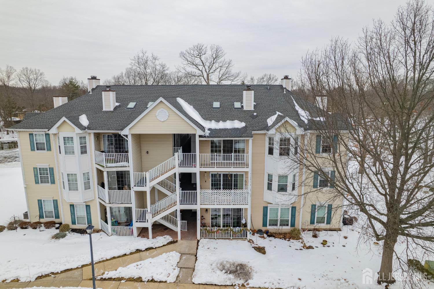 318 Wimbeldon Court North Brunswick, NJ 08902 - Photo 3 of 18