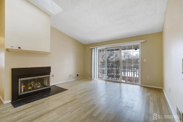 $2,300 | 318 Wimbeldon Court, North Brunswick, NJ 08902