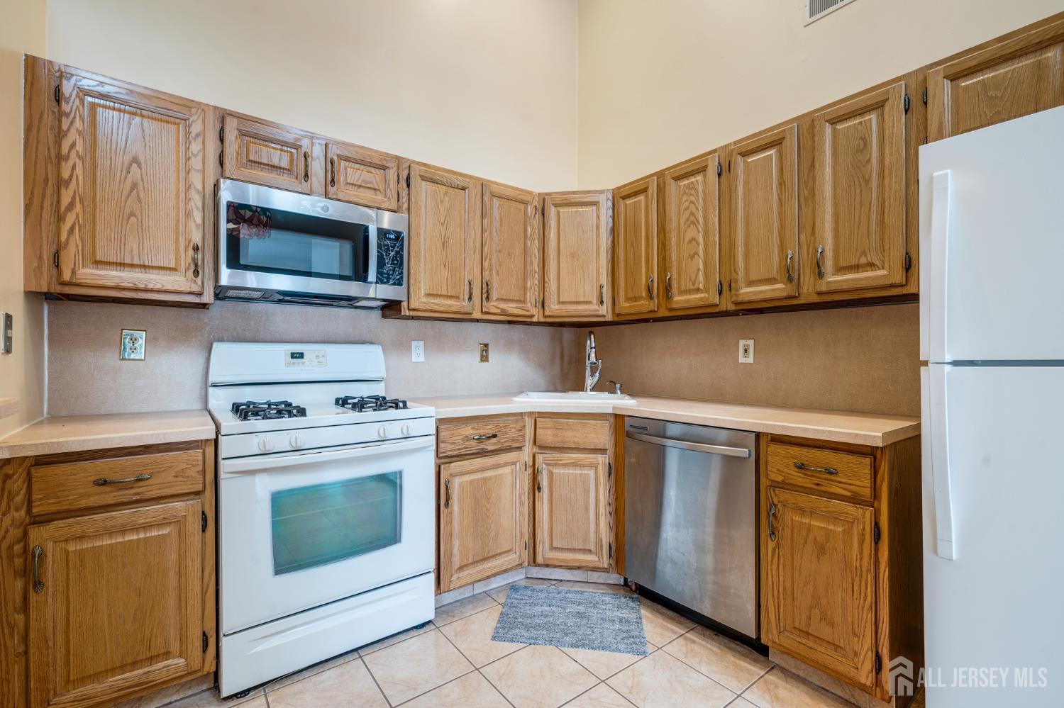 318 Wimbeldon Court North Brunswick, NJ 08902 - Photo 8 of 18