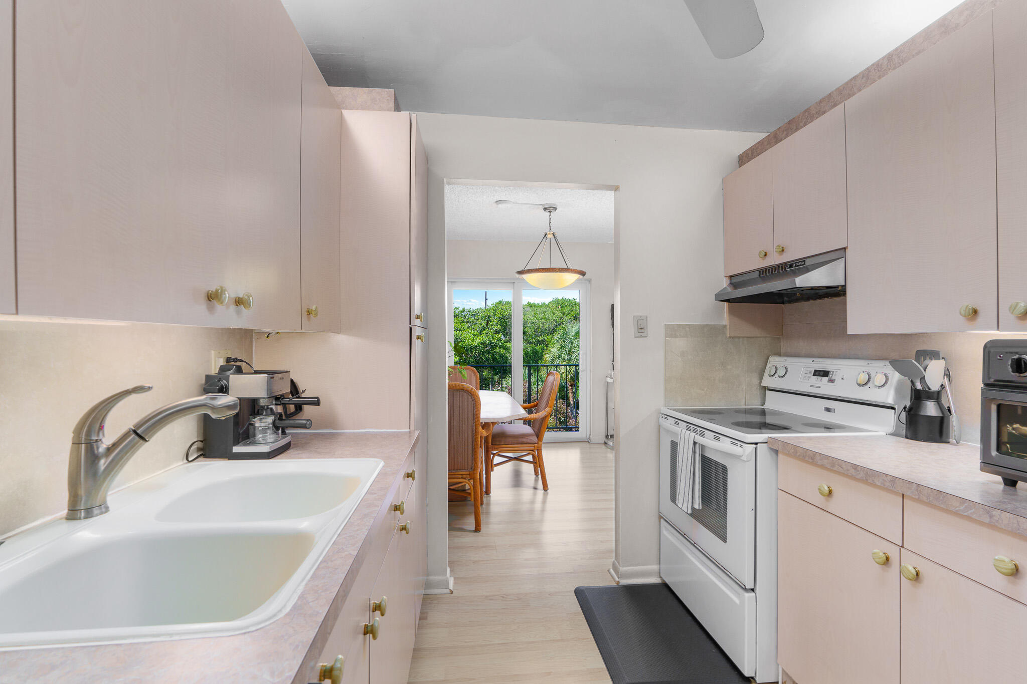 950 Ponce De Leon Road, Unit 512 Boca Raton, FL 33432 - Photo 12 of 39 Kitchen