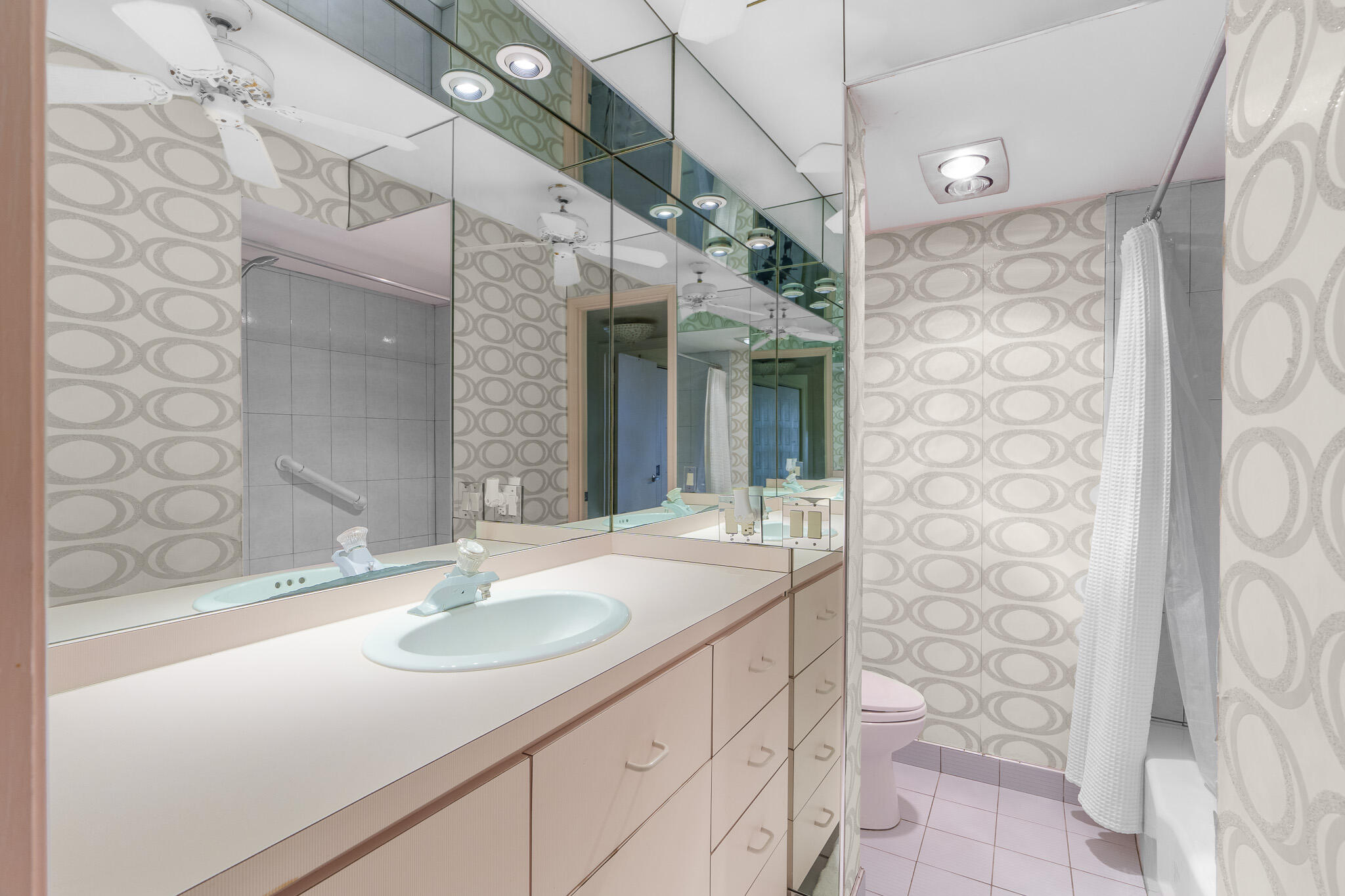 950 Ponce De Leon Road, Unit 512 Boca Raton, FL 33432 - Photo 20 of 39 Guest Bath